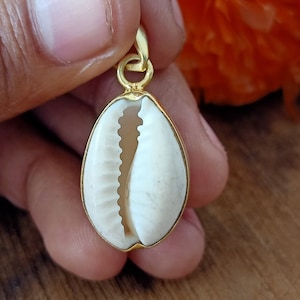 Cowrie Shell pendant, pendant, gold plated pendant, boho jewelry, handmade items, Art Deco, gift item, Cowrie Shell stone, gift items