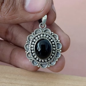 Black onyx stone pendant, beautiful style pendant, oval shape pendant, hippie jewelry, onyx gemstone, Sterling silver 925, pendant, gifts