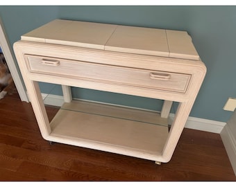 Mobiletto vintage Reed di American Drew con piano allungabile e legno sbiancato.