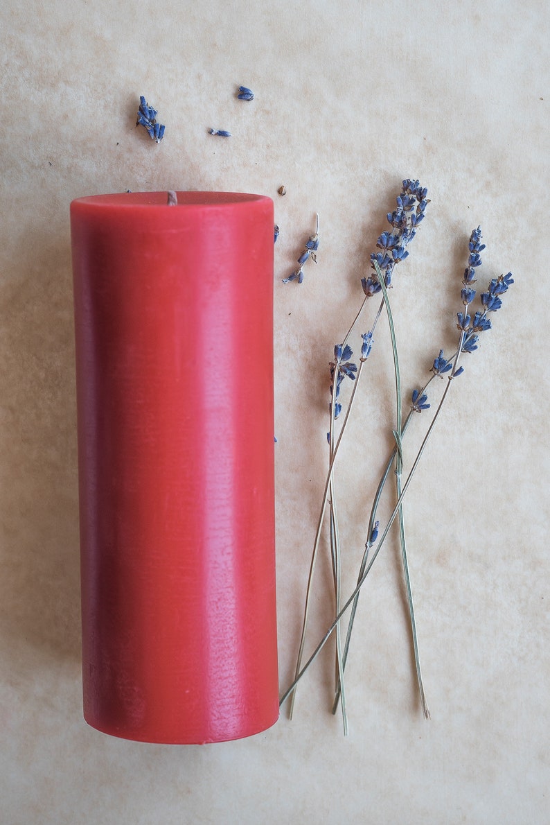 6 Doorgekleurde Tafelkaarsen Kleur Naturel Bijenwas | De Winkel van Lourdes