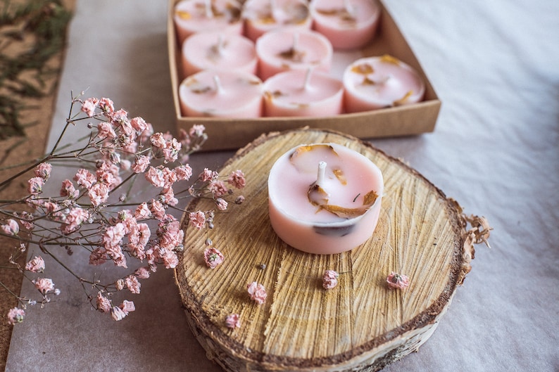 Ensemble de 9 bougies Tealight infusées de pétales de rose. Fait à la main avec de lhuile essentielle de cire de soja naturelle. Aromathérapie. Faveur de mariage. image 2