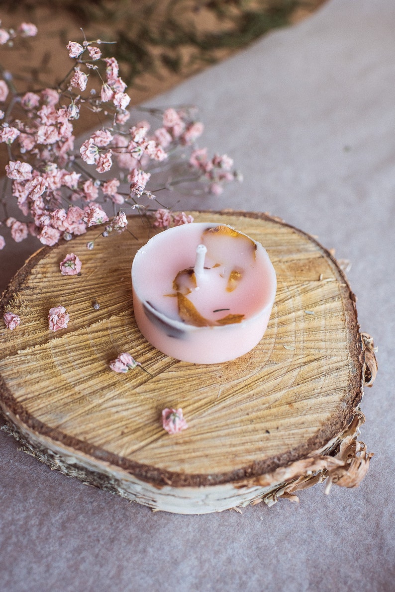 Ensemble de 9 bougies Tealight infusées de pétales de rose. Fait à la main avec de lhuile essentielle de cire de soja naturelle. Aromathérapie. Faveur de mariage. image 1