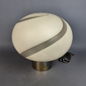 Luminária de mesa em esfera de vidro Murano com base espiral em latão cromado, atribuída a Venini, design italiano vintage da década de 1970