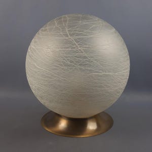 Luminária de mesa em esfera de vidro Murano com base em latão espiral, design atribuído a Venini, vintage italiano, década de 1970