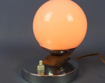 Lámpara de mesa moderna, esfera de cristal de Murano rosa, base de metal cromado, madera vintage de los años 50