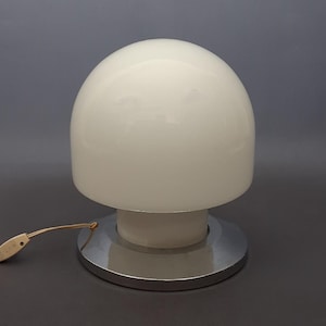 Luminária de mesa em vidro Murano opala branca em formato de cogumelo com base cromada, design da era espacial, modernismo italiano, década de 1970