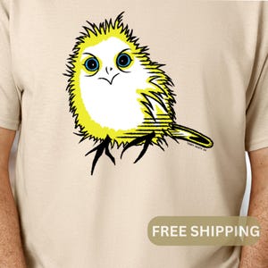 Camiseta con dibujo de pájaro amarillo peculiar, camiseta unisex con cafeína, camiseta gráfica divertida, regalo para amantes de las aves, camiseta para amantes de los animales