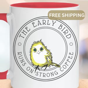 Taza con diseño de pájaro peculiar y un mensaje de café fuerte