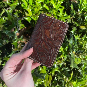 Cartera para tarjetas marrón con relieve floral
