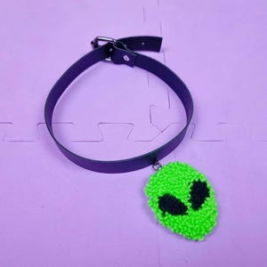 green alien choker wool