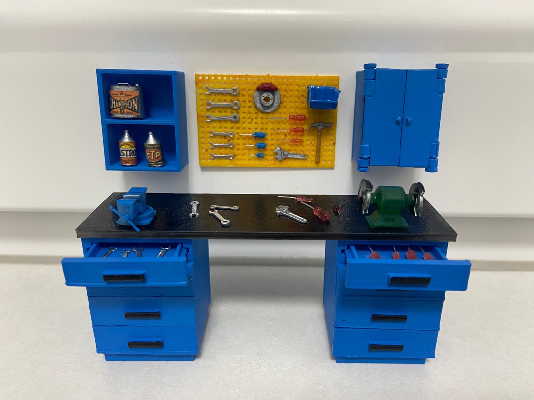 118 Scale / Desk / Tools With Tools Oil Cans / Diorama