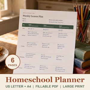 Op de afbeelding: Een geprint weekplan-document met kolommen voor drie kinderen, voorzien van handgeschreven notities voor vakken zoals wiskunde, wetenschap en lezen. De pagina bevat de koptekst Weekly Lesson Plan en een ronde badge met 6 PAGES.