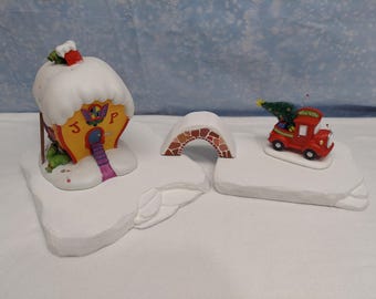 The Grinch Christmas Village - Set of two Platforms for Department 56~ Exclusive ~ Platforms with Stone Bridge -
