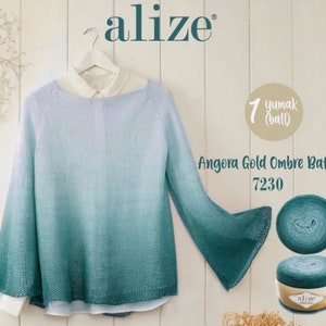 Puede incluir: Un suéter de punto azul claro y turquesa degradado con mangas acampanadas. La lana se llama "Angora Gold Ombre Batik" y el número de color es 7230. La lana está hecha por Alize.