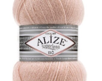 Puede incluir: Un ovillo de hilo rosa pálido etiquetado "Alize Superlana 100".