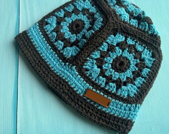 Cappello a secchiello quadrato all'uncinetto stile nonna, cappello boho per festival invernali