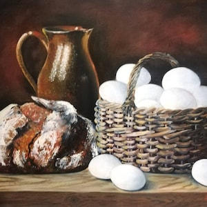 Może przedstawiać: Martwa natura przedstawiająca brązowy ceramiczny dzban, bochenek chleba i wiklinowy kosz pełen białych jajek. Przedmioty są ułożone na drewnianym stole z brązowym tłem.