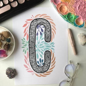 Letra C de mandala con garabato de planta