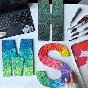 Letra de madera con textura floral personalizada