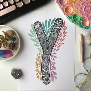 Letra de mandala Y con garabato de planta