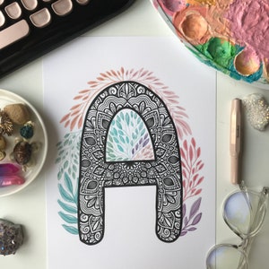 Mandala Una letra con garabato de planta