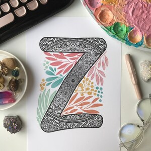 Letra Mandala Z con garabato de planta