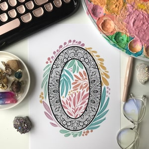 Letra O de Mandala con garabato de planta