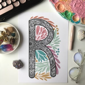 Letra R de mandala con garabato de planta