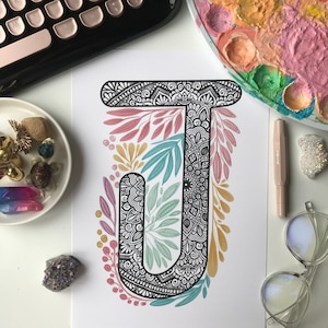 Letra Mandala J con garabato de planta