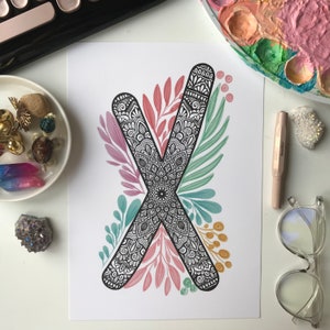 Letra X de mandala con garabato de planta