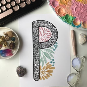 Letra P de Mandala con garabato de planta