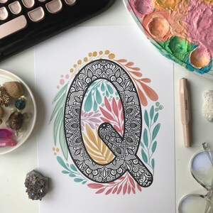 Letra Q de Mandala con garabato de planta