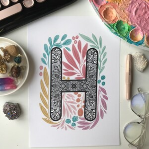Letra Mandala H con garabato de planta