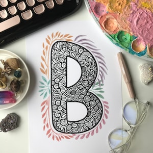 Letra B de Mandala con garabato de planta