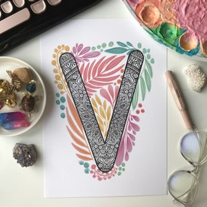 Letra Mandala V con garabato de planta