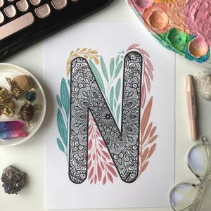 Letra N de Mandala con garabato de planta