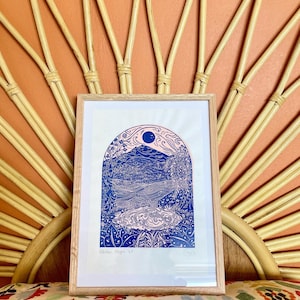 Garden Magie, Original limitierter handgedruckter Linoldruck, Blockdruck Illustration von Landschaft, Bergen, Bäumen, Wasser in den Farben Rosa und Blau.