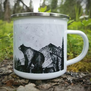 Taza de camping Bear Mountain: Arte de Alaska, taza de café de metal esmaltado para mochileros, regalo para excursionistas imagen 6