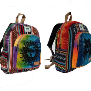 Może przedstawiać: Dwa kolorowe plecaki tkane z wzorem słońca i księżyca na jednym i wzorem wilka na drugim. Oba plecaki mają małą kieszeń zapinaną na zamek błyskawiczny z przodu.