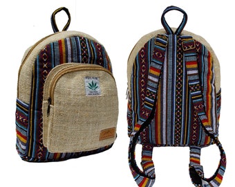 Peut inclure: Un sac à dos en chanvre beige avec des accents de tissu rayé coloré. Le sac à dos a une poche avant avec un logo de feuille verte et le texte "FOR LIFE" et "THE GREEN WAY MADE IN NEPAL".