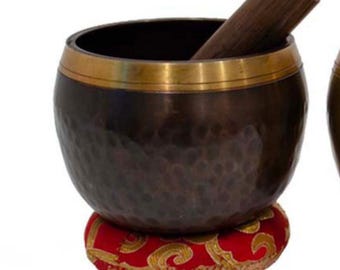 Ciotola tibetana per meditazione consapevole e benessere, realizzata a mano in Nepal con cuscino e martelletto, ispirata alla moda himalayana.