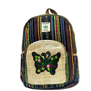 Puede incluir: Una mochila de cáñamo verde, marrón y multicolor con un diseño de mariposa en la parte delantera. La mochila tiene una etiqueta que dice "Pure Hemp, THC Free, Made in Nepal".