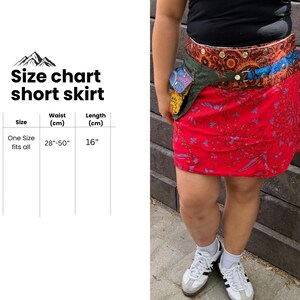 Puede incluir: Falda corta roja con estampado floral, combinada con un cintur&oacute;n decorativo y un peque&ntilde;o bolsillo. La cintura de la falda es de 71-127 cm y la longitud es de 41 cm. La imagen tambi&eacute;n muestra una tabla de tallas.