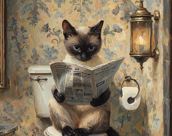 Puede incluir: Un gato siamés lee un periódico sentado en un inodoro. El gato tiene marcas marrones oscuras y ojos azules. El baño presenta papel pintado floral, una lámpara vintage y una bola de hilo rosa en el suelo.