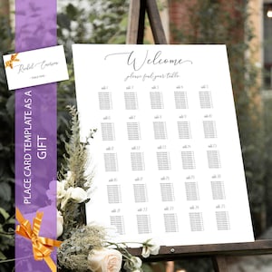 Puede incluir: Un letrero de bienvenida de boda blanco con caligrafía "Welcome" y asignaciones de mesa. El letrero se muestra en un caballete de madera. También se ve una tarjeta de lugar y una cinta de regalo. El fondo es un jardín.