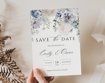 Puede incluir: Una tarjeta de guardar la fecha con un diseño floral de acuarela en tonos azules y blancos. El texto dice "Save the Date" para la boda de Emily & Oscar, sábado 18 de agosto de 2026. Invitación formal a seguir.