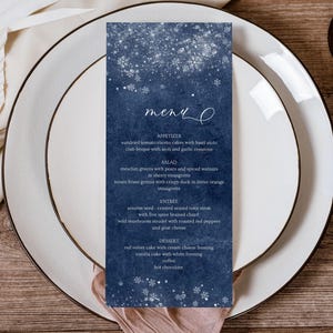 Szablon karty menu na zimowe wesele, karta menu ze śnieżynkami, karta kolacji noworocznej, niebieska karta menu, edytowalny tekst, do pobrania, do wydrukowania