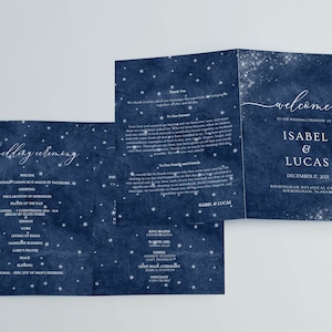 Puede incluir: Un programa de ceremonia de boda azul marino con un diseño de noche estrellada. El programa enumera el orden de los eventos para la ceremonia de boda de Isabel y Lucas, que tendrá lugar el 17 de diciembre de 2021 en los Jardines Botánicos de Birmingham en Birmingham, Alabama.