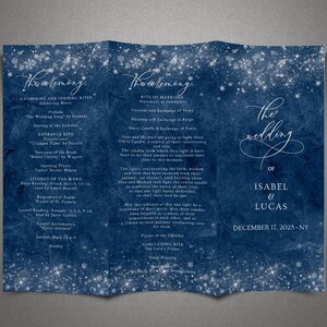 Peut inclure: Un programme de mariage bleu marine avec du texte blanc et des motifs de flocons de neige. Le programme détaille la cérémonie, y compris les lectures et les noms d'Isabel et Lucas, avec la date du 17 décembre 2025 et le lieu NY.