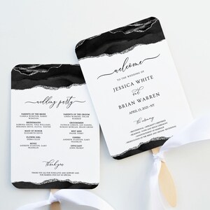Könnte beinhalten: Schwarzer und weißer Hochzeitsprogramm-Fächer mit silbernem Glitzer-Akzent. Der Fächer zeigt die Namen der Hochzeitsgesellschaft, die Reihenfolge der Zeremonie und das Datum der Hochzeit. Der Text lautet: "wedding party", "Parents of the Bride", "Parents of the Groom", "Bridesmaids", "Groomsmen", "Maid of Honor", "Best Man", "Flower Girl", "Officiant", "Welcome", "To the Wedding of", "Jessica White and Brian Warren", "April 15, 2021 - NY", "The Ceremony", "Processional", "Officiant's Greeting", "Reading", "Vows & Ring Ceremony", "Declaration of Marriage", "Signing of the Register", "Recessional", "Presentation of the Bride and Groom", "Thank you".